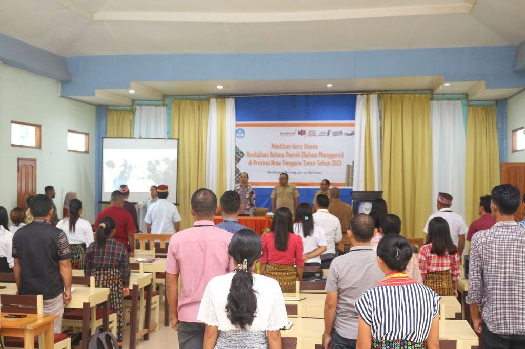 The Language Office of NTT held a local language revitalization activity by providing training to teachers in Borong, East Manggarai Regency, NTT on Tuesday (23/5/2023).