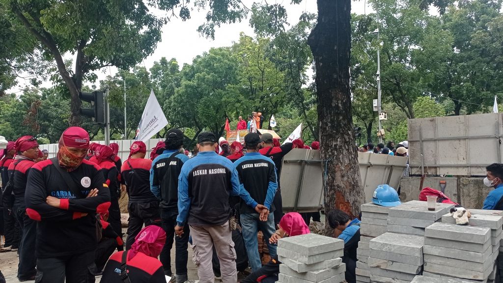 Serikat pekerja dan buruh berunjuk rasa di muka gerbang masuk Balai Kota Jakarta, Kamis (10/11/2022) siang. Mereka menuntut kenaikan UMP DKI Jakarta tahun 2023.