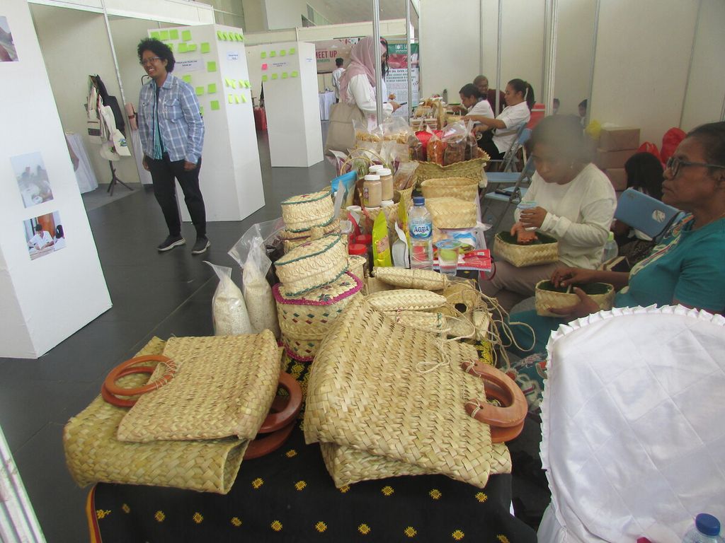 Pengusaha muda menampilkan hasil karya mereka berupa tas berbahan lontar muda yang cantik dengan berbagai ukuran di Kupang, Kamis (5/10/2023).