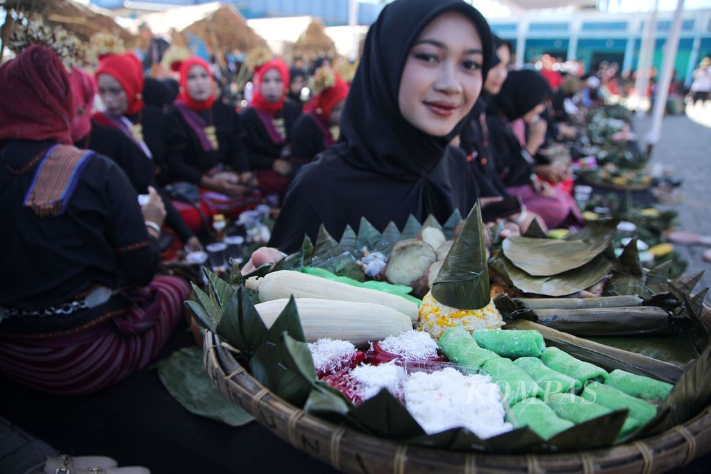 Makanan tradisional yang dibawa dalam parade Nyiru Jaja Bejangkongan di Desa Pringgasela Selatan, Kecamatan Pringgasela, Lombok Timur, Nusa Tenggara Barat, Rabu (20/12/2023). 