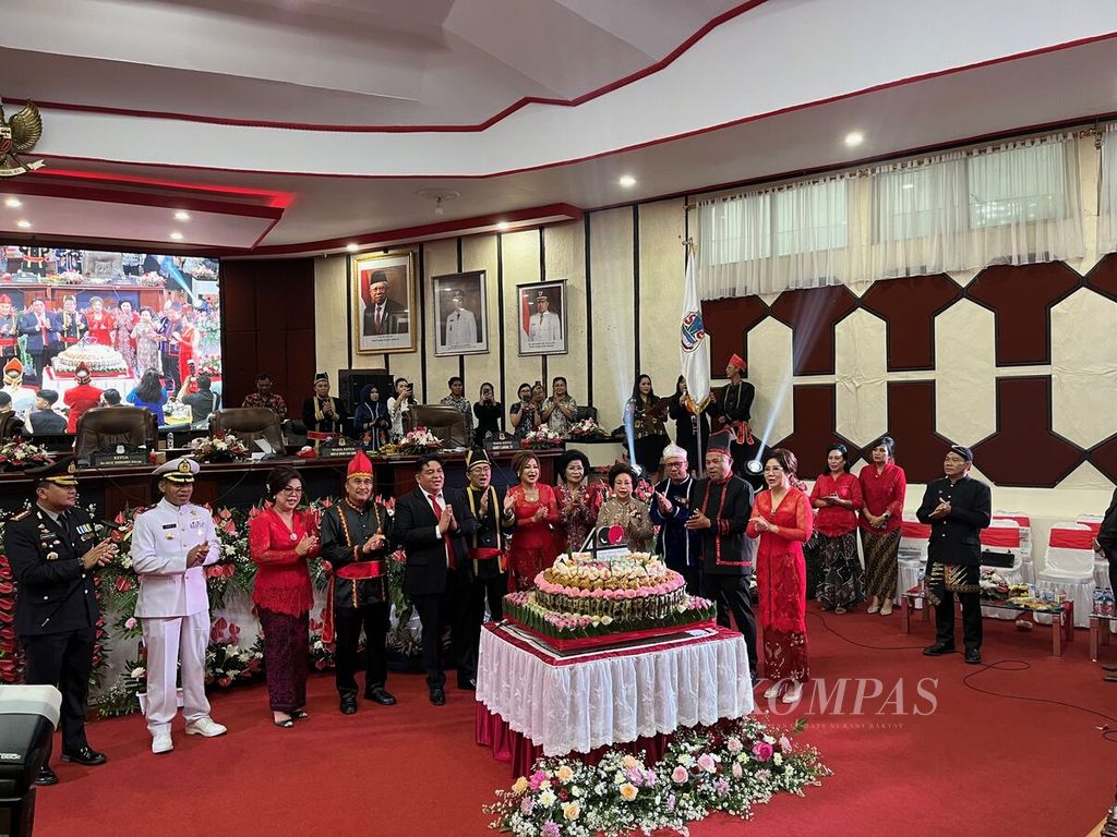 Jajaran pemerintah kota dan DPRD Manado bersiap memotong kue ulang tahun ke-400 Kota Manado usai rapat paripurna di Gedung DPRD Kota Manado, Sulawesi Utara, Jumat (14/7/2023).