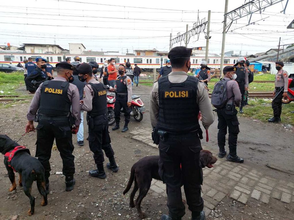 Unit K9 dari Direktorat Samapta Polda Metro Jaya sedang menyisir Kampung Bahari, Jakarta Utara. Keberadaan mereka di sana untuk melacak kemungkinan adanya narkotika. 