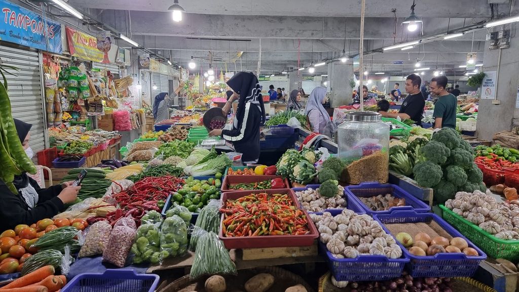 Sejumlah pedagang dan pembeli melaksanakan aktivitas jual beli di Pasar Kosambi, Kota Bandung, Jawa Barat, Rabu (13/7/2022). Pandemi Covid-19 hingga kenaikan harga membuat pasar tidak seramai biasanya.