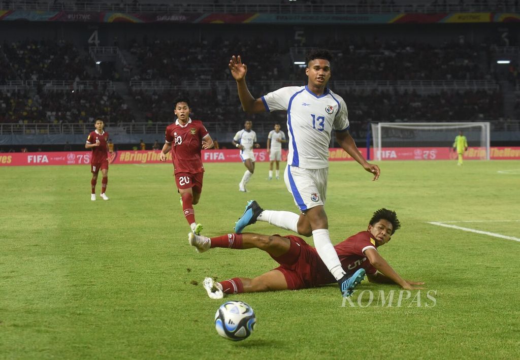 Pemain Indonesia Achmad Zidan terjatuh saat berebut bola dengan pemain Panama Erick Diaz dalam laga Grup A Piala Dunia U-17 2023 di Stadion Gelora Bung Tomo, Surabaya, Senin (13/11/2023). Pertandingan berakhir imbang 1-1.