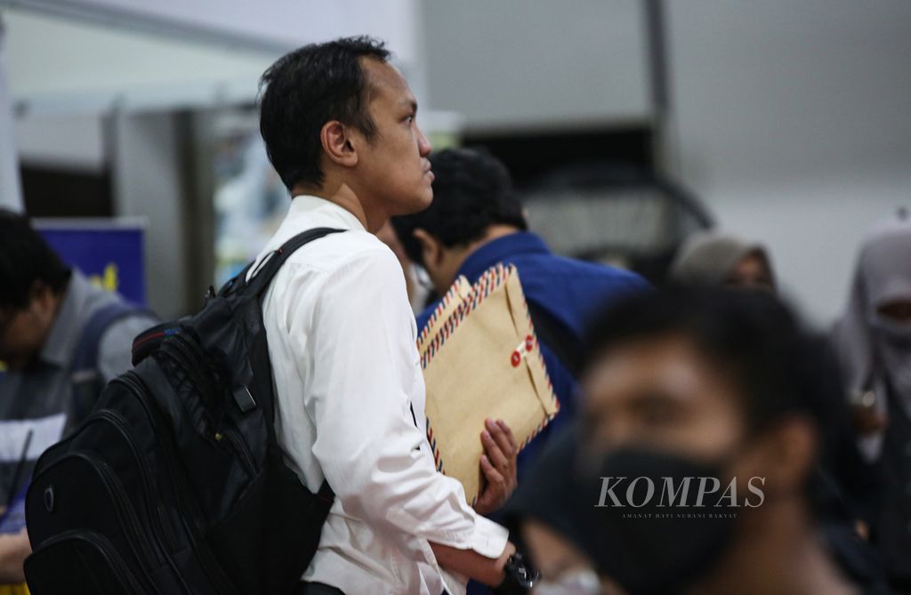 Pencari kerja membawa berkas lamaran dalam Mega Career Expo Jakarta, Jumat (17/5/2024). Data Survei Angkatan Kerja Nasional BPS, jumlah angkatan kerja pada Februari 2024 sebanyak 149,38 juta orang, naik 2,76 juta orang dibanding Februari 2023.