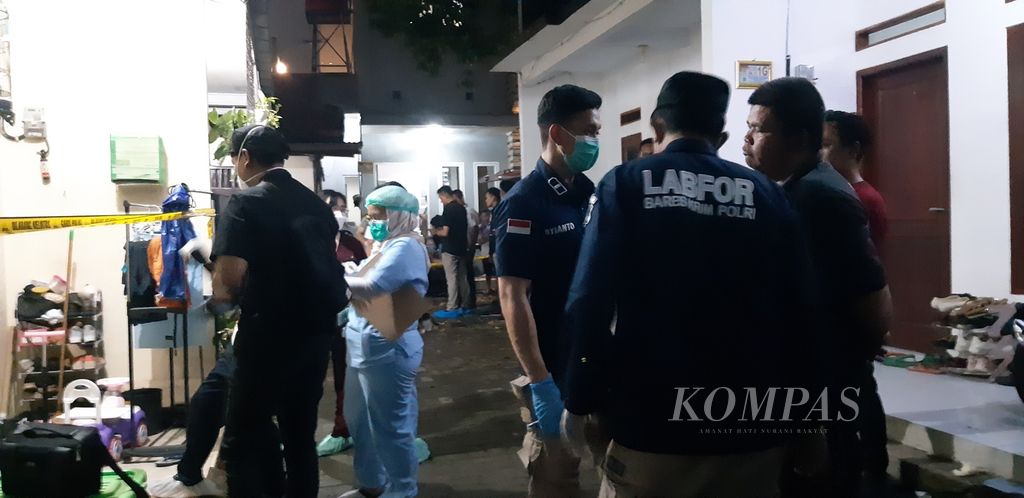 Tim gabungan sedang memeriksa tempat kejadian perkara ditemukannya empat anak tewas di rumah di Gang Roman, Jagakarsa, Jakarta Selatan, Rabu (6/12/2023).