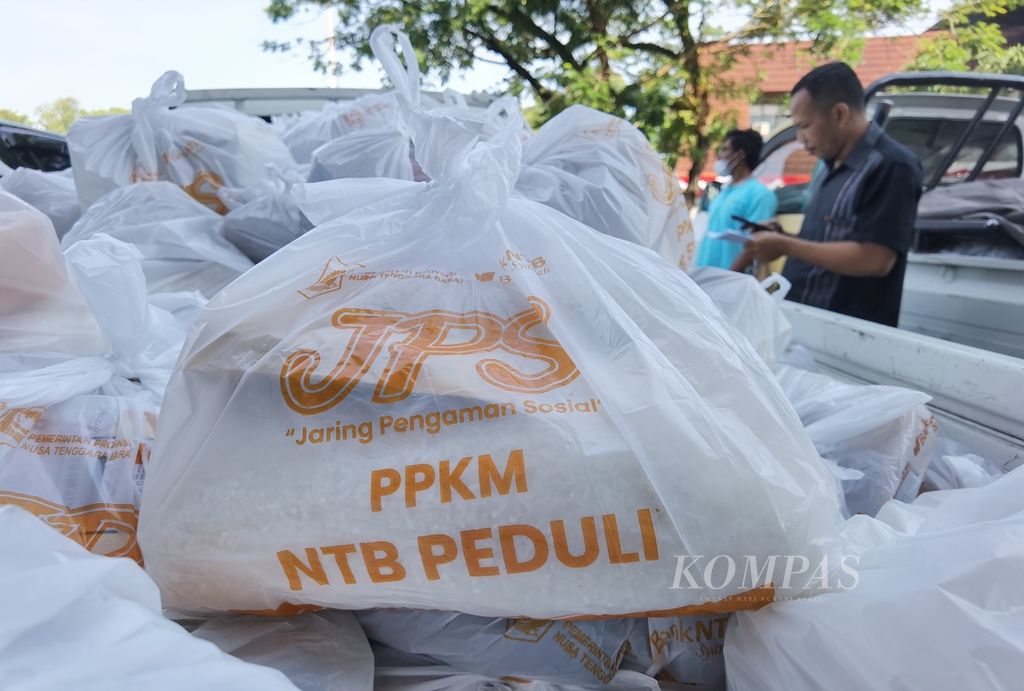Petugas menyiapkan paket bantuan jaring pengaman sosial gotong royong untuk pedagang kaki lima dan usaha kecil lain yang terdampak PPKM level 4 di Mataram, Nusa Tenggara Barat, Jumat (6/8/2021). 