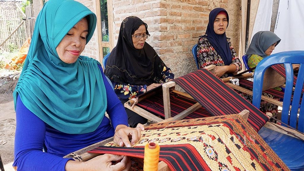 Para ibu rumah tangga di Desa Negeri Katon, Kecamatan Negeri Katon, Pesawaran, Lampung, bersama-sama membuat kerajinan tapis di halaman rumah, Kamis (5/4/2018).