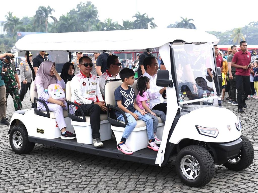 Presiden Joko Widodo mengajak dua cucunya melihat pameran alutsista dalam Pesta Rakyat dalam rangka HUT Ke-79 TNI, Minggu (22/9/2024).