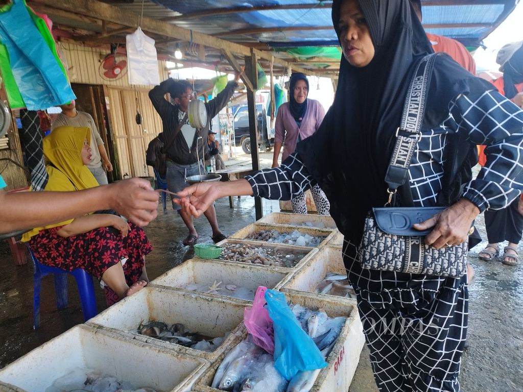 Warga membeli ikan di pasar ikan Desa Talisayan, Kecamatan Talisayan, Kabupaten Berau, Kalimantan Timur, Selasa (27/2/2024).