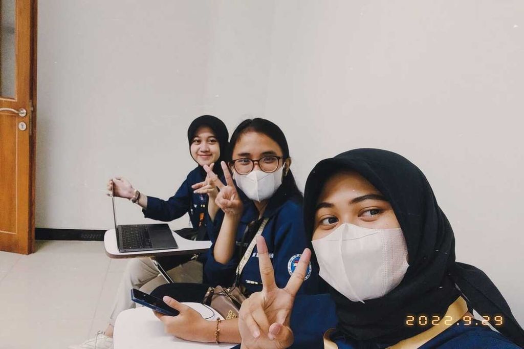 Nabila Azahro Safitri, mahasiswa Jurusan Administrasi Publik Universitas Brawijaya Malang, berpose bersama teman-temannya di kelas, Desember 2022. 