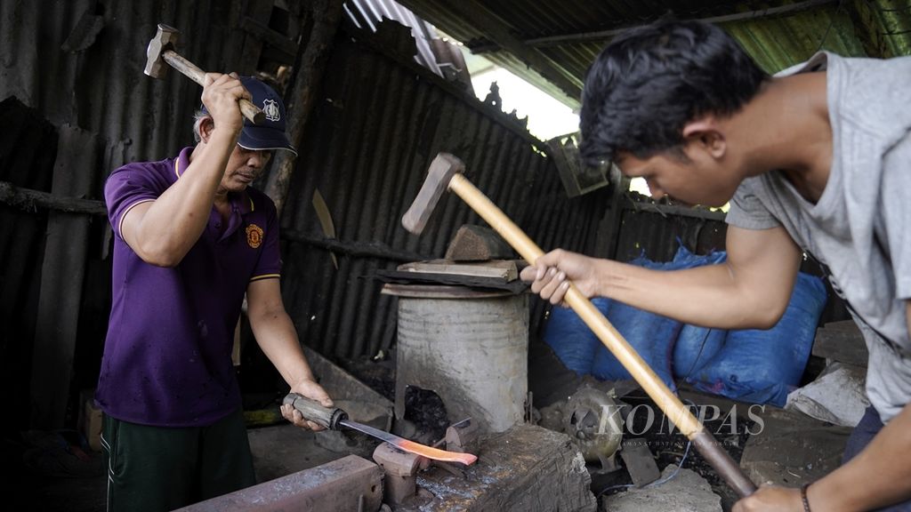 Aktivitas pandai besi di Tebat Monok, sekitar Pasar Kepahiang, Bengkulu, Rabu (24/7/2019).