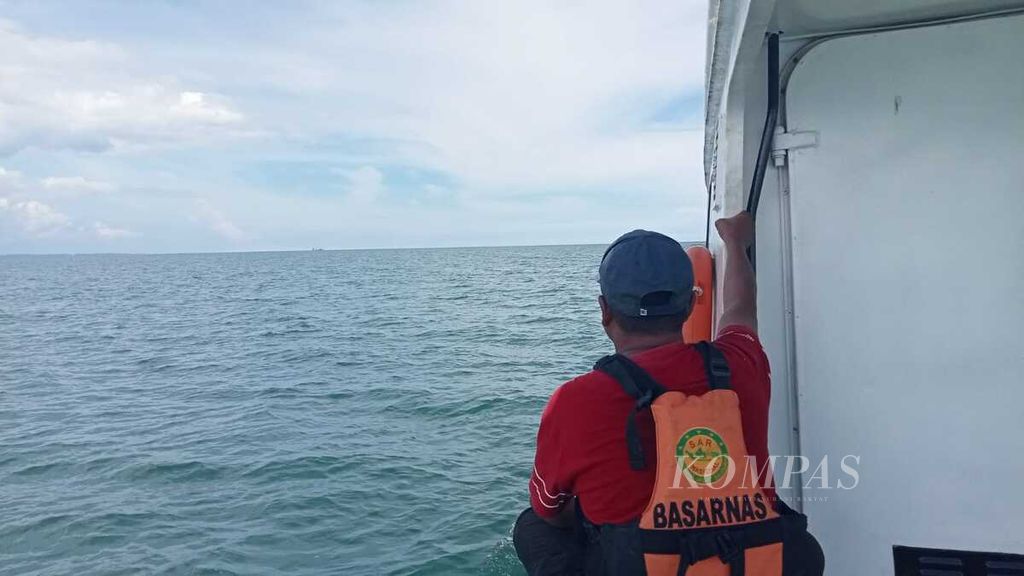 Tim Kantor Pencarian dan Pertolongan Kelas A Balikpapan melakukan pencarian seorang pemancing yang dilaporkan tenggelam saat memancing di Perairan Penajam Paser Utara, Kalimantan Timur, Kamis (15/12/2022).
