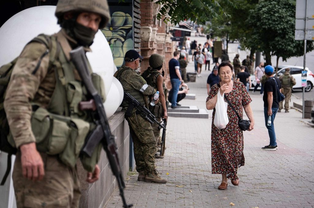 Local residents walk in front of the crowd of the Wagner Group, Russian mercenaries, in the city of Rostov-on-Don, on Saturday (24/6/2023). Wagner launched a coup against the government of President Vladimir Putin.
