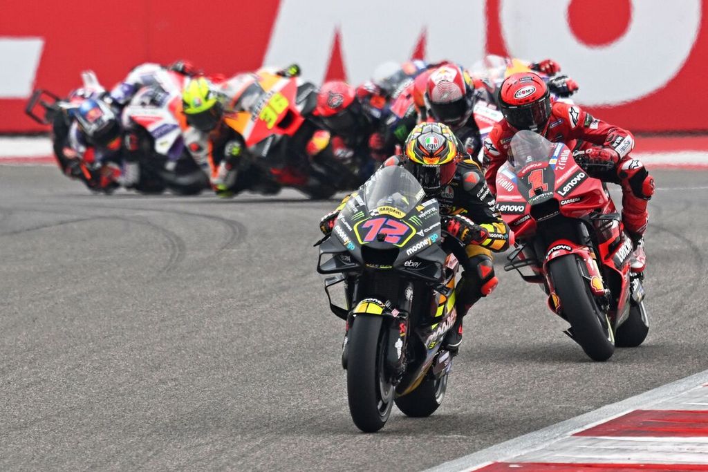 Mooney VR46 rider Marco Bezzecchi leads the Indian MotoGP series race at Buddh Circuit, Greater Noida, India, Sunday (24/9/2023).