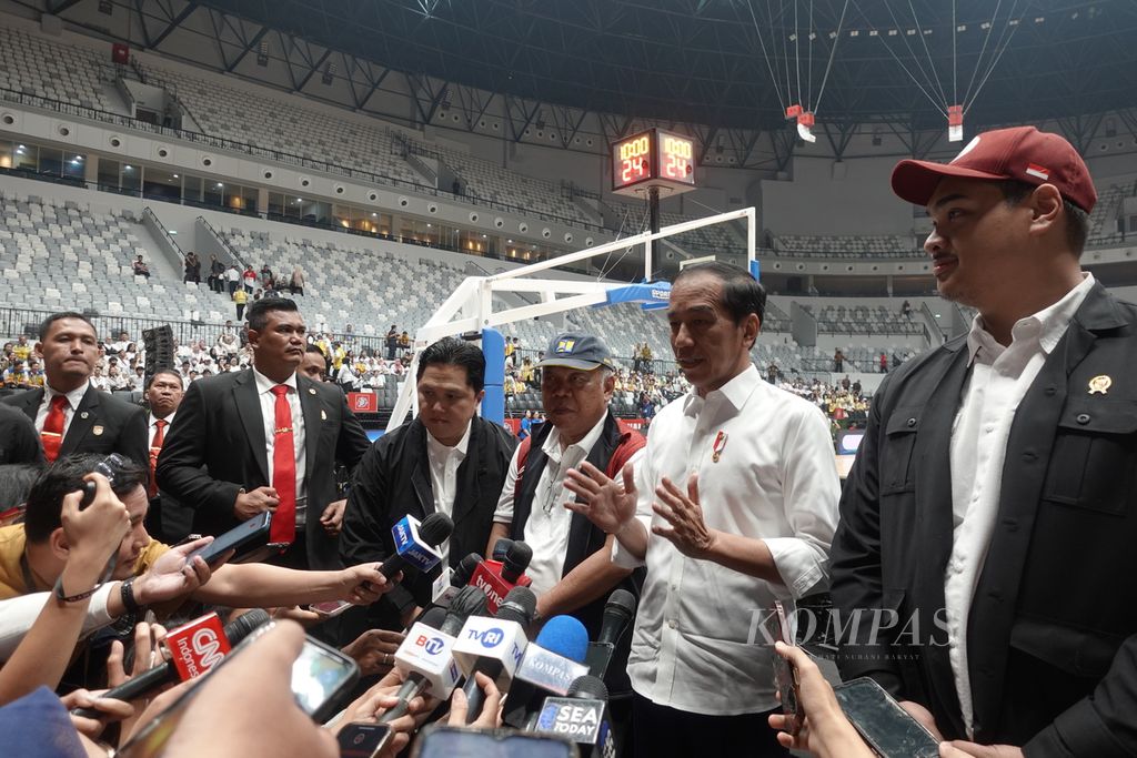 Presiden Joko Widodo menjawab pertanyaan awak media seusai meresmikan Stadion Indonesia Arena di Kompleks Gelora Bung Karno, Senayan, Jakarta, Senin (7/8/2023). Stadion multifungsi itu akan menjadi salah satu arena Piala Dunia FIBA 2023. 
