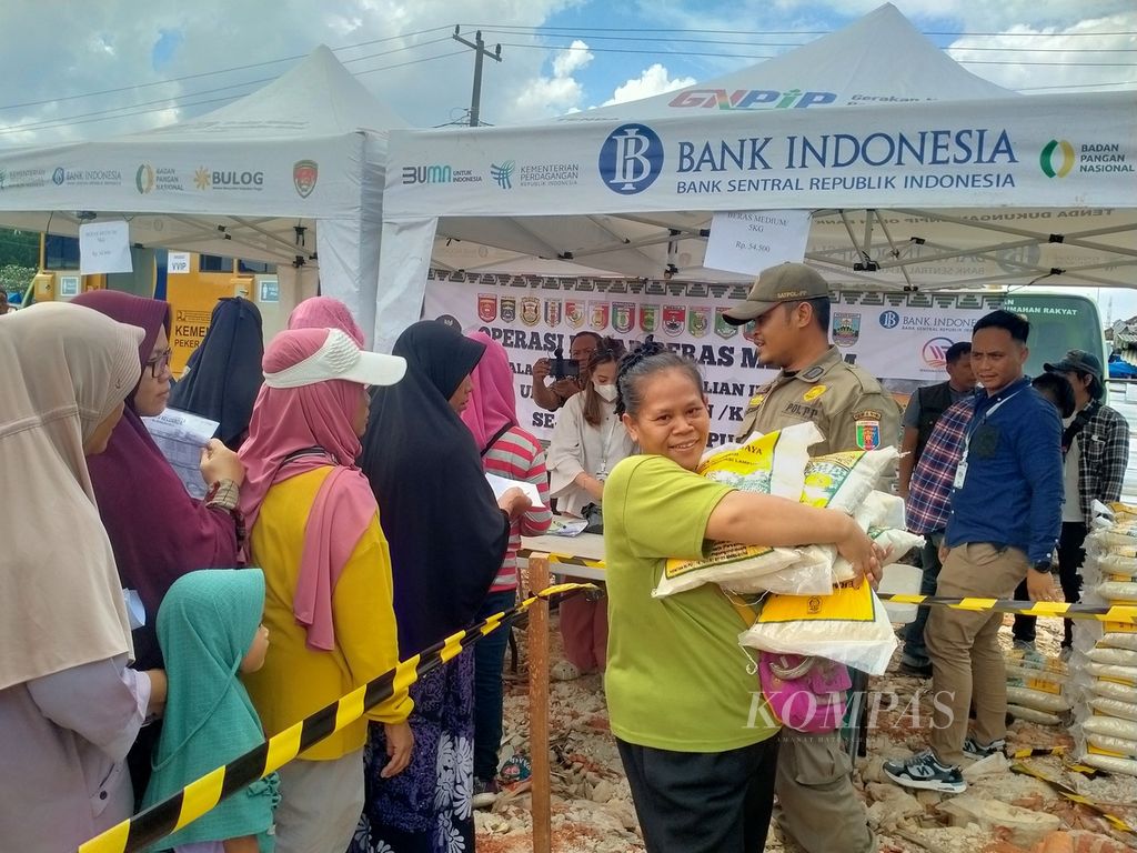 ILUSTRASI. Warga antre membeli beras murah dalam kegiatan operasi pasar yang digelar di Pasar Natar, Kabupaten Lampung Selatan, Lampung, Kamis (25/1/2023).