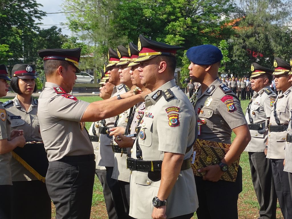 Kapolda NTT Inspektur Jenderal Hamidin menyematkan tanda jabatan kepada para pejabat di jajaran Polda NTT di Markas Polda NTT di Kupang, Rabu (18/12).