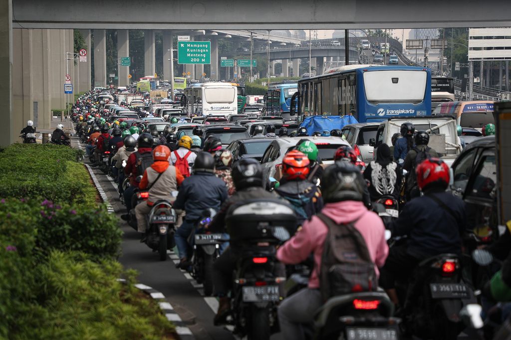 Kepadatan lalu lintas di Jalan Gatot Subroto, Jakarta, Selasa (2/5/2023). Lalu lintas di Jakarta pada pagi hari kembali padat setelah rangkaian libur Lebaran 2023 berakhir. Para pemudik telah kembali ke Jakarta dan mulai bekerja. 