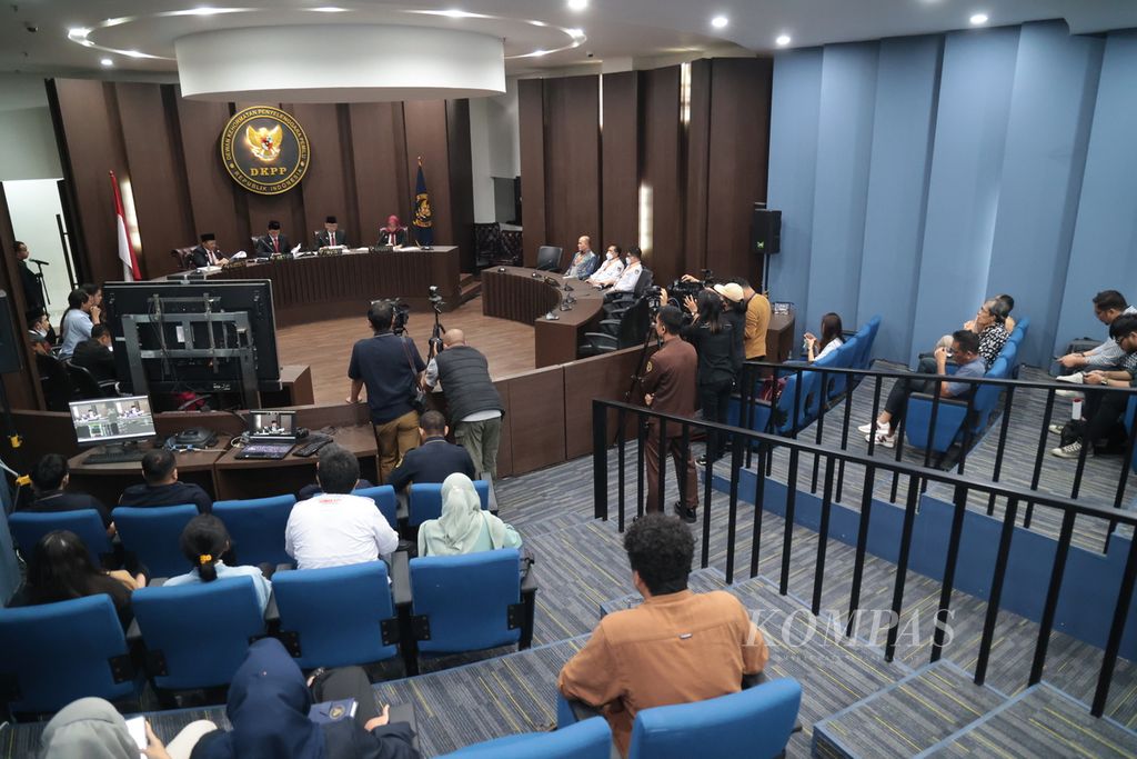 Suasana sidang putusan dugaan pelanggaran etik terkait manipulasi hasil verifikasi faktual parpol di Jakarta, Senin (3/4/2023).
