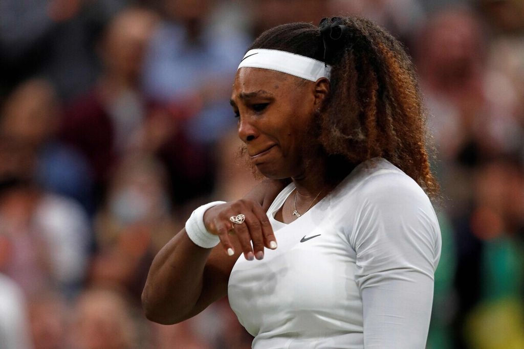 Serena Williams menangis setelah tak bisa menyelesaikan laga babak pertama Wimbledon karena cedera <i>hamstring saat </i>melawan Aliaksandra Sasnovich di London, 29 Juni 2021. 