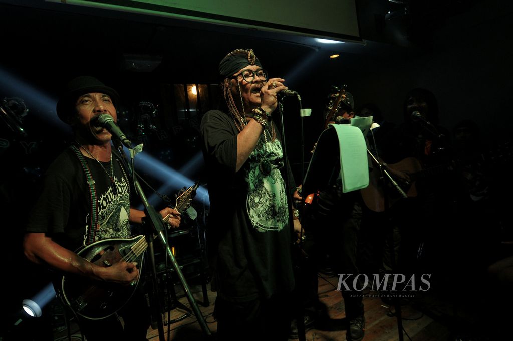 OM PMR saat tampil di Borneo Beerhouse, Jakarta, merayakan ulang tahun mereka ke-38, Selasa (28/10/2015). Mereka berhasil meregenerasi penggemarnya ke segmen anak muda.