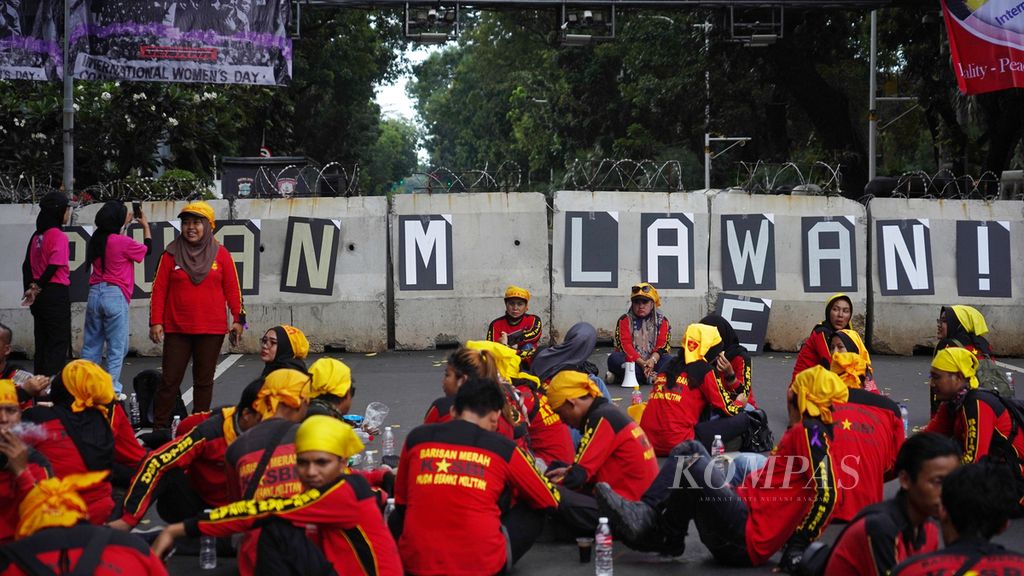 Para buruh menggelar aksi peringatan Hari Perempuan Internasional di kawasan Patung Arjuna Wijaya, Jakarta, Jumat (8/3/2024).