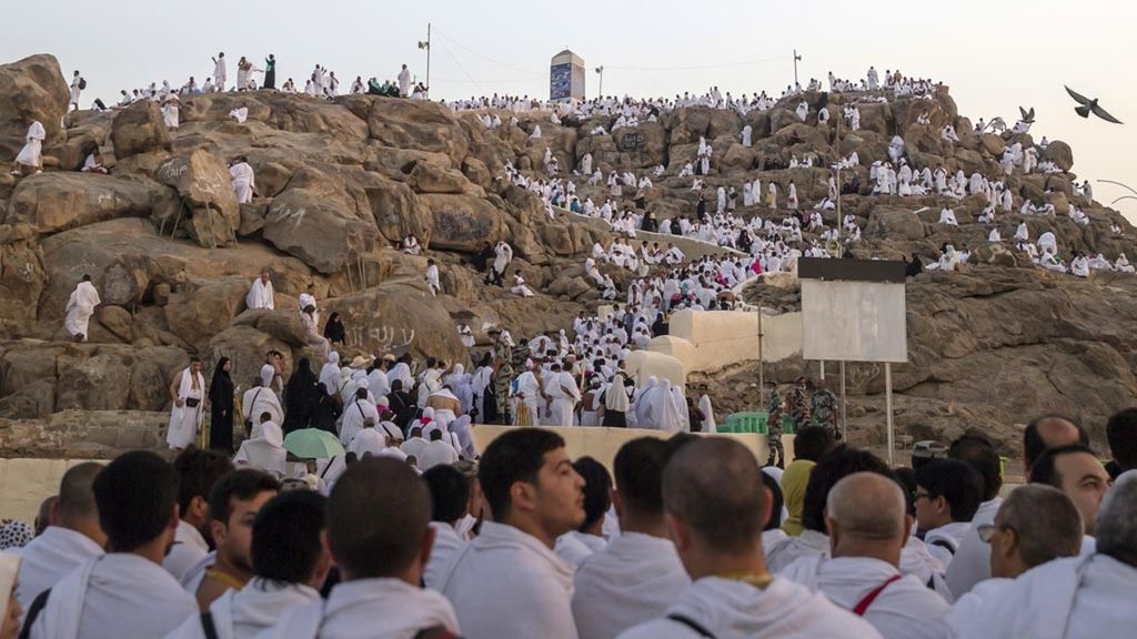 Jemaah haji dari seluruh dunia berkumpul di Arafah, dekat Mekkah, Arab Saudi, pada 20 Agustus 2018 dalam rangkaian ibadah haji. Tampak sebagian jemaah mendaki Jabal Rahmah.