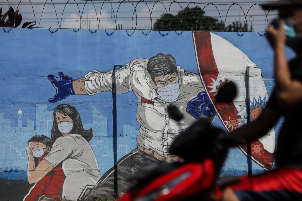 Mural bertema Covid-19 menghiasi tembok di Bukit Duri, Tebet, Jakarta Selatan, Senin (16/8/2021). Indonesia diperkirakan telah melewati puncak dari Covid-19 akibat varian delta. Puncak kasus terjadi pada Juli 2021 lalu. 