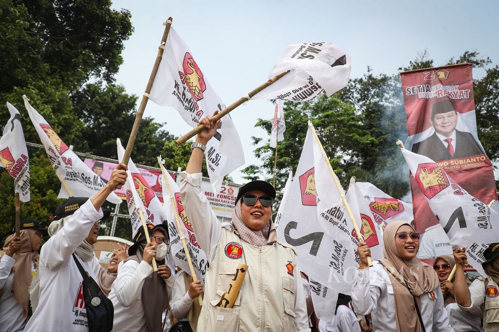 Para kader Partai Gerindra bersorak sembari membawa bendera partai di Lapangan Sepak Bola Blok S, Jakarta Selatan, Sabtu (12/8/2023). 