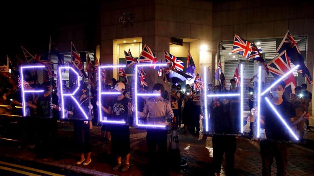 Pengunjuk rasa antipemerintah berunjuk rasa di depan kantor konsulat Inggris di Hong Kong, China, Rabu (23/10/2019). Otoritas Hong Kong akhirnya secara resmi mencabut RUU Ekstradisi yang menjadi pemicu awal rangkaian unjuk rasa di kota tersebut.