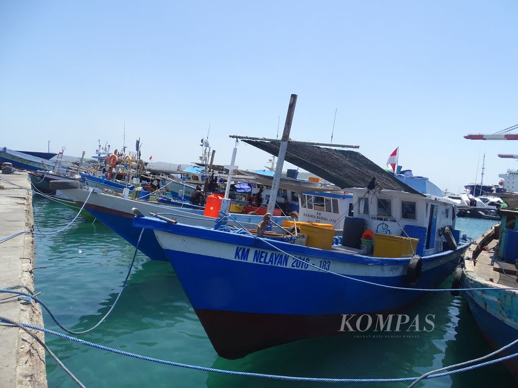 Cuaca buruk, nelayan Tenau, Kupang, NTT, memarkir kapal mereka di pelabuhan tempat pendaratan ikan di Tenau, Kabupaten Kupang, Selasa (18/1/2022).