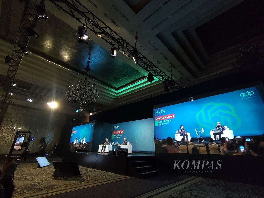 CEO OpenAI Sam Altman (kiri) berbincang dengan Ketua Korika Prof Hammam Riza (kanan) dalam acara "Conversation with Sam Altman" yang digelar di Jakarta, Rabu (14/6/2023). Dalam acara ini, Altman memberikan pendapatnya tentang pengembangan AI.