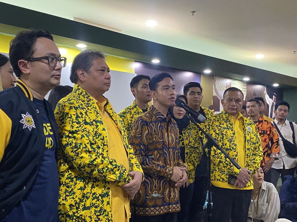 Wali Kota Surakarta Gibran Rakabuming Raka (tengah) memberikan keterangan pers seusai menerima keputusan Rapimnas II Golkar 2023 yang mendukung dirinya sebagai bakal calon wakil presiden pendamping Prabowo Subianto, Sabtu (21/10/2023), di Kantor DPP Golkar, Jakarta.
