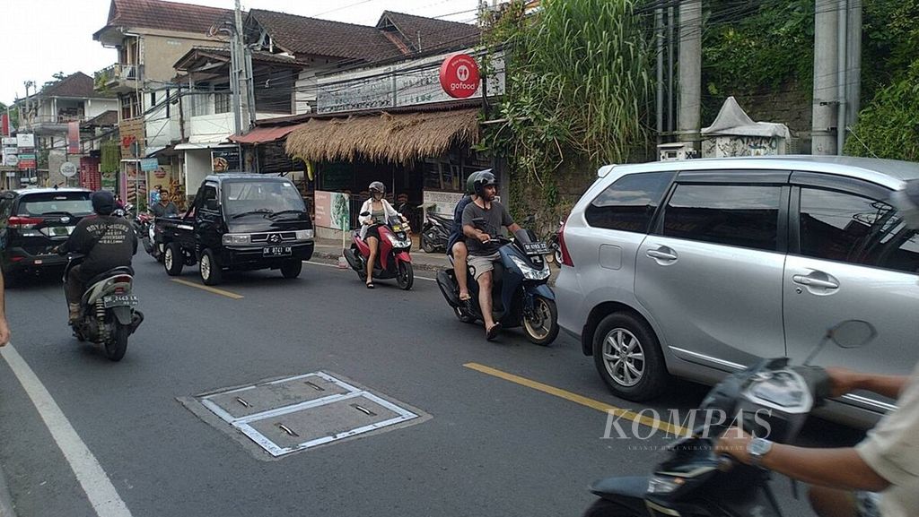 Suasana di ruas Jalan Raya Ubud, Ubud, Gianyar, Sabtu (25/3/2023). Beberapa wisatawan mengendarai sepeda motor. 