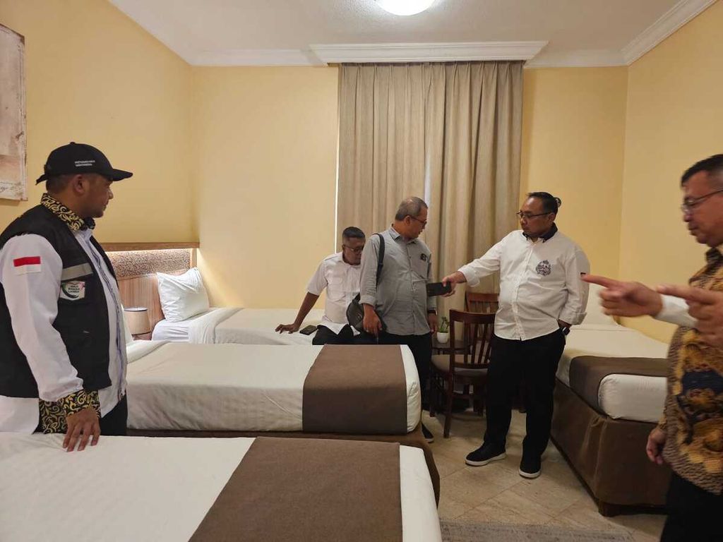 Menteri Agama Yaqut Cholil Qoumas mengecek hotel tempat menginap jemaah haji Indonesia selama di Mekkah, Arab Saudi, Selasa (7/5/2024).