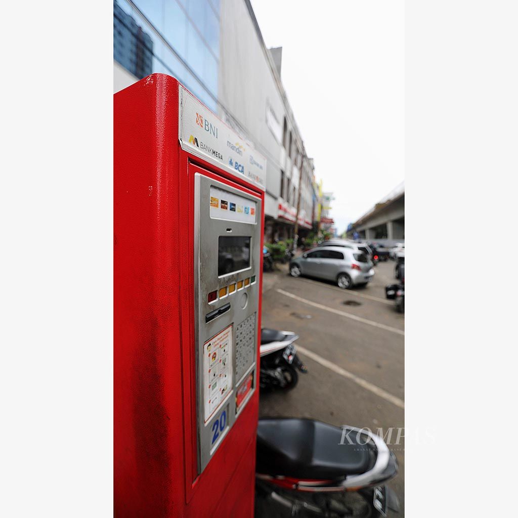 Mesin parkir otomatis yang sudah tidak digunakan sejak sekitar tiga bulan lalu di Jalan Boulevard Raya, Kelapa Gading, Jakarta Utara, Selasa (12/12). Para juru parkir menyayangkan tidak difungsikannya mesin yang dapat meningkatkan optimalisasi layanan dan pendapatan mereka itu.