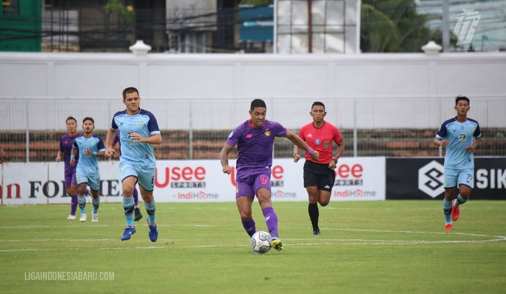 Foto dokumentasi Liga Indonesia Baru menampilkan momen pertandingan antara Persik Kediri melawan Persela Lamongan di Stadion Kompyang Sujana, Kota Denpasar, Senin (14/2/2022).