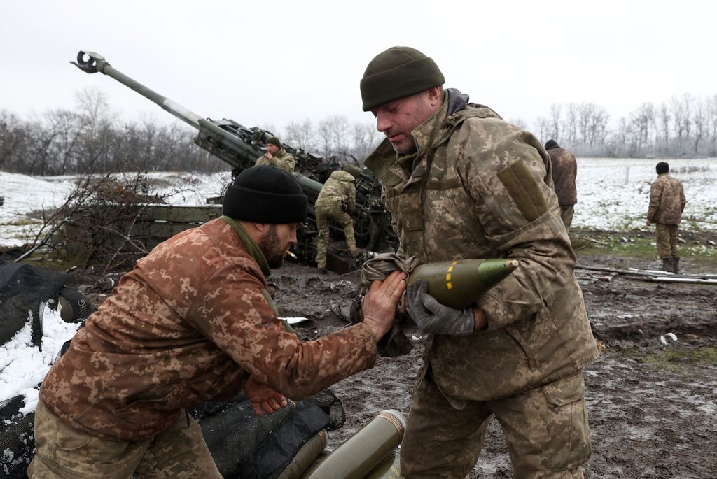 Prajurit Ukraina menyiapkan amunisi Howitzer M777 untuk ditembakkan ke arah posisi pasukan Rusia di medan perang di wilayah Ukraina timur, 23 November 2022, di tengah invasi Rusia di Ukraina.