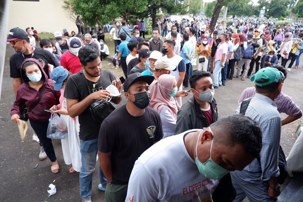 Antrean panjang calon penonton terjadi di kawasan eks Bandara Selaparang Mataram, Nusa Tenggara Barat, Rabu (16/3/2022). Mareka mengantre untuk menukarkan tiket mereka dengan gelang khusus yang akan dipakai untuk akses masuk menonton MotoGP di Sirkuit Internasional Jalan Raya Pertamina Mandalika 18-20 Maret 2022 mendatang. Penukaran tiket dilakukan lebih awal di dua tempat, yakni eks Bandara Selaparang dan eks Embarkasi Haji Bandara Internasional Lombok guna memecah antrean penukaran tiket pada hari pelaksanaan balapan.