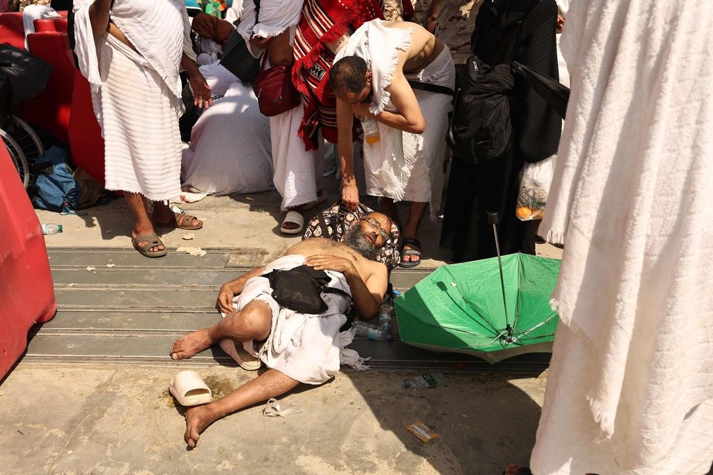 Seorang anggota jemaah tergeletak akibat sengatan panas matahari di tengah ritual melempar jumrah dalam rangkaian ibadah haji di Mina, Arab Saudi, Minggu (16/6/2024). 