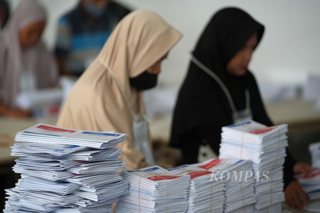 Pekerja menyortir dan melipat surat suara Pemilu 2024 di gudang logistik KPU Jakarta Timur, di kawasan Jakarta Industrial Estate Pulogadung (JIEP), Jakarta Timur, Rabu (3/1/2024).