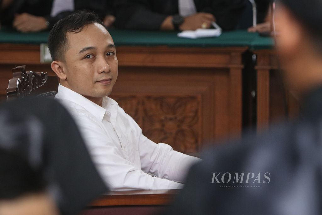 Terdakwa Ricky Rizal bersiap mengikuti sidang di Pengadilan Negeri Jakarta Selatan, Selasa (24/1/2023). 