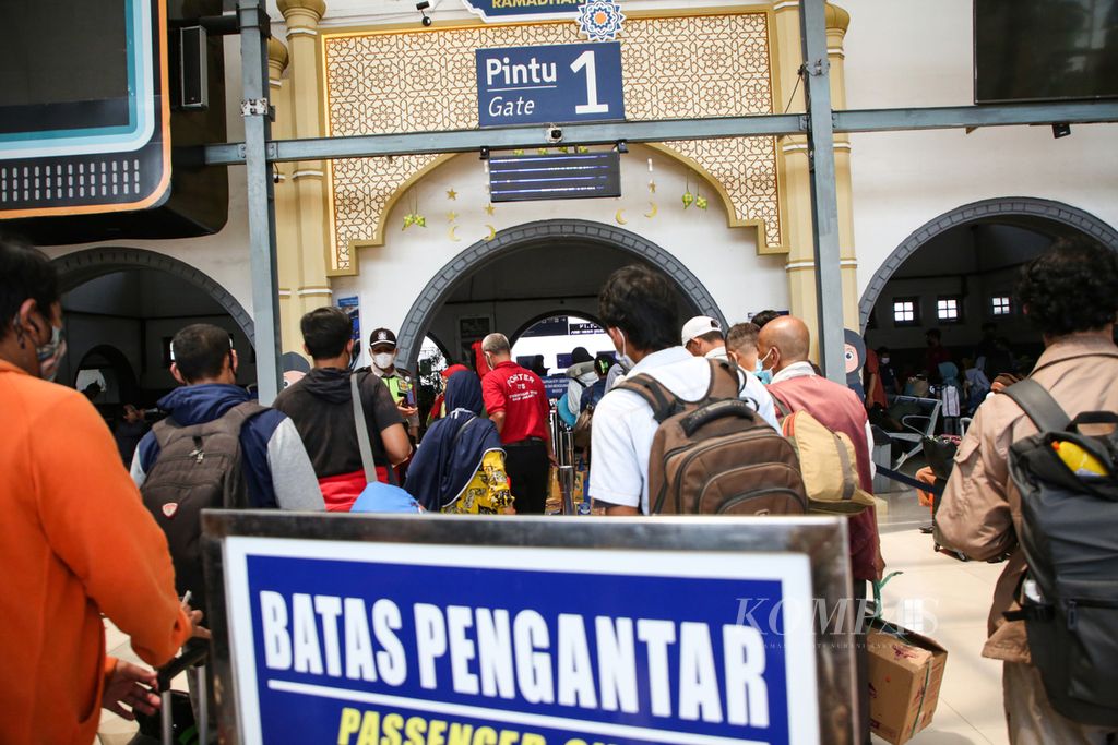 Antrean para pemudik saat akan memasuki peron di Stasiun Pasar Senen, Jakarta Pusat, Kamis (13/4/2023). Sebagian masyarakat memilih mudik lebih dini agar lebih nyaman di perjalanan dan menghindari keramaian pada puncak mudik Lebaran.