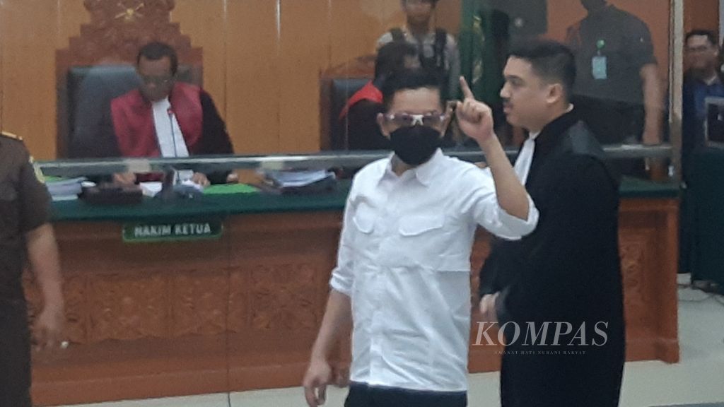 Ajun Komisaris Besar Dody Prawiranegara berujar ke wartawan usai hakim membacakan putusan untuknya di Pengadilan Negeri Jakarta Barat, Rabu (10/5/2023). 