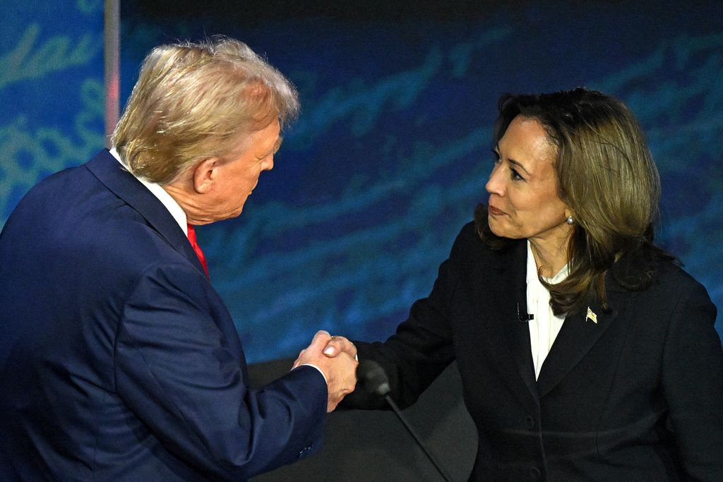 Wakil Presiden AS dan kandidat presiden dari Partai Demokrat Kamala Harris (kanan) berjabat tangan dengan mantan Presiden AS dan kandidat presiden dari Partai Republik Donald Trump selama debat presiden di National Constitution Center di Philadelphia, Pennsylvania, AS, Selasa (10/9/2024). 