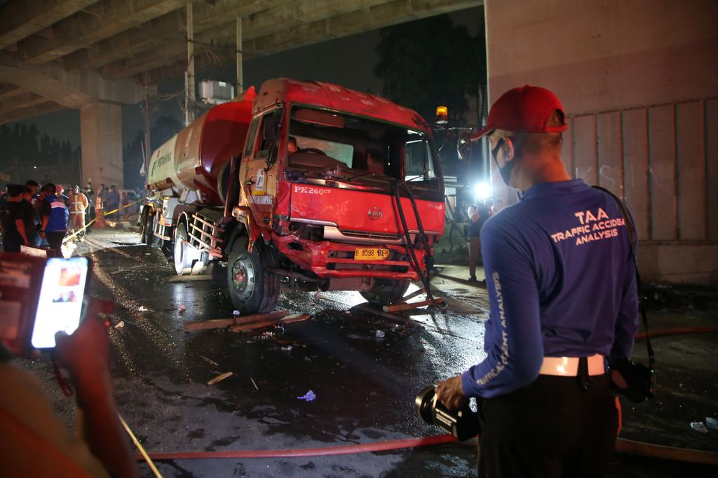 Sebuah truk pengangkut bahan bakar minyak bernomor polisi B 9598 BEH menabrak kendaraan bermotor di Jalan Alternatif Cibubur Transyogi, Kranggan, Bekasi, Jawa Barat, Senin (18/7/2022).