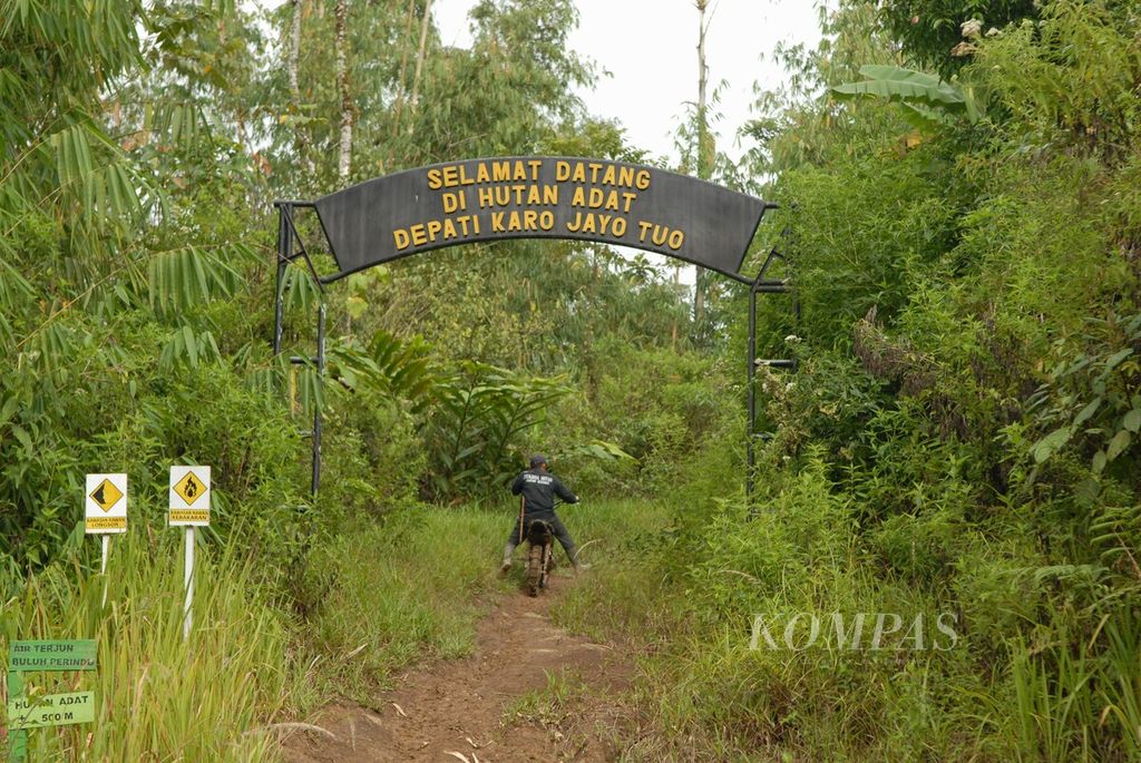Tim patroli hutan adat di Rantau Kermas, Merangin, Jambi, Minggu (26/12/2023), menjalankan tugas jaga hutan.