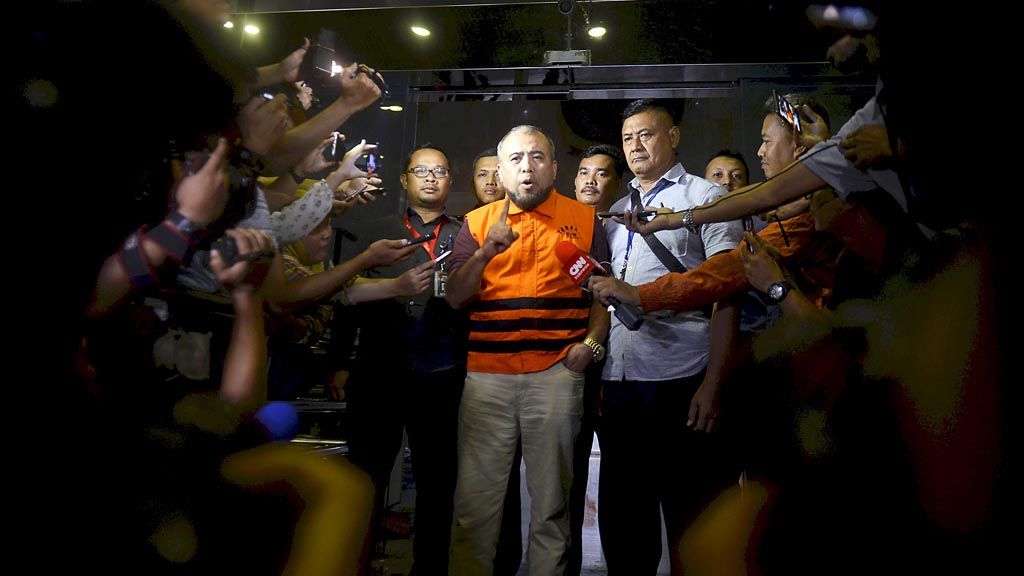 Constitutional Court  Judge Patrialis Akbar wears a detainee\'s vest as he leaves the Corruption Eradication Commission (KPK) building in Jakarta at 12:40 a.m. on Friday (27/1/2017) after being questioned for allegedly receiving bribes.