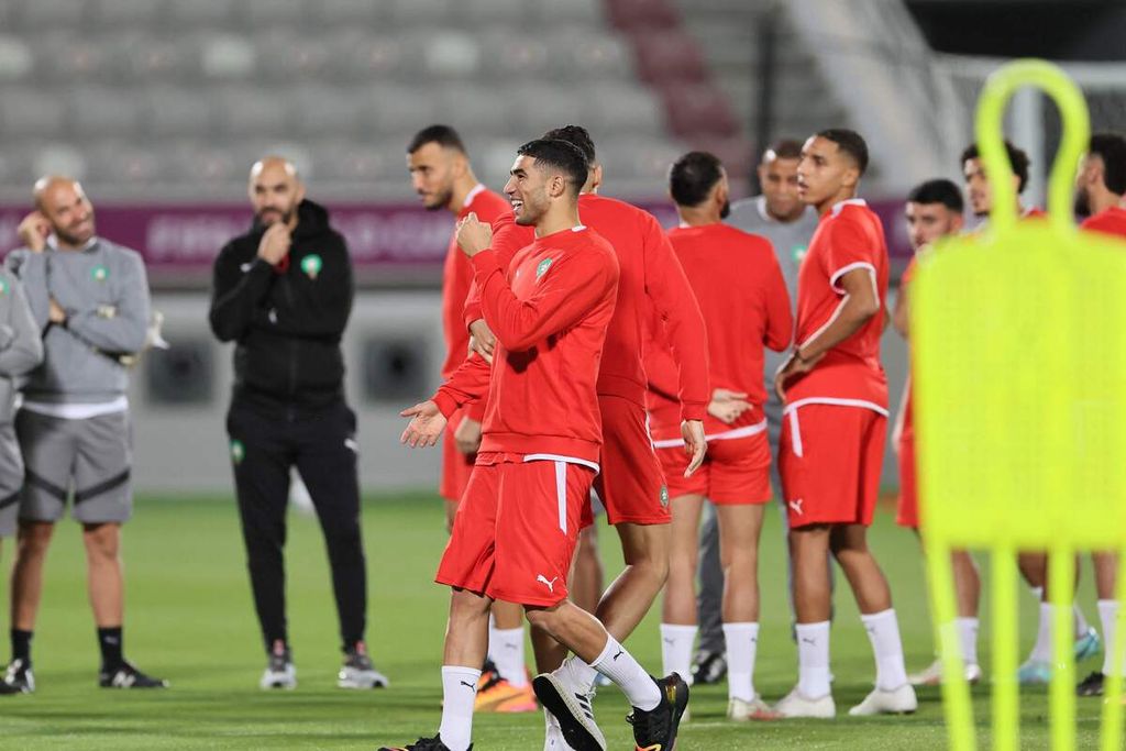 Bek Maroko Achraf Hakimi (depan) berlatih bersama rekan setimnya di Stadion Al Duhail SC, Doha,Jumat (9/12/2022). Maroko akan melawan Portugal dalam pertandingan babak perempat final Piala Dunia Qatar. Sabtu (10/12/2022).